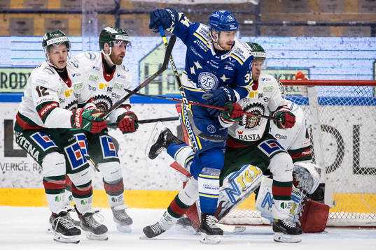 Leksands Peter Cehlarik och Frölundas Max Friberg och