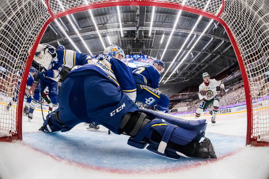 Leksands målvakt Janne Juvonen och Jon Knuts och