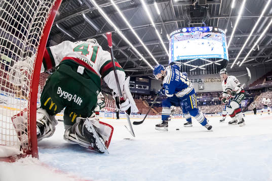 Leksands Otto Paajanen framför Frölundas målvakt Niklas
