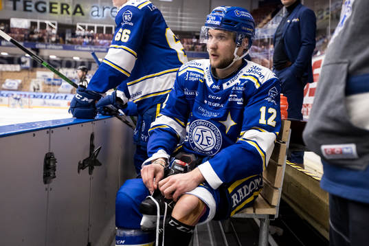 Leksands Fredrik Forsberg snörar skridskorna