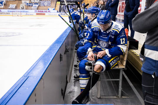 Leksands Fredrik Forsberg snörar skridskorna