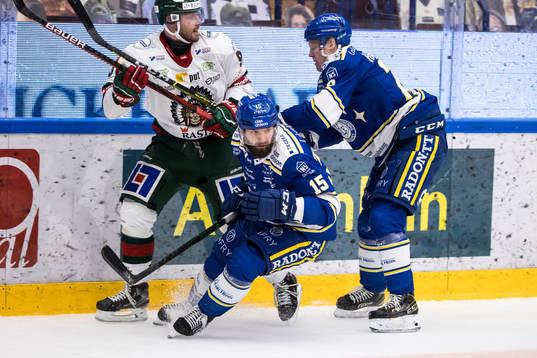 Leksands Emil Heineman och Otto Paajanen och Frölundas Jan