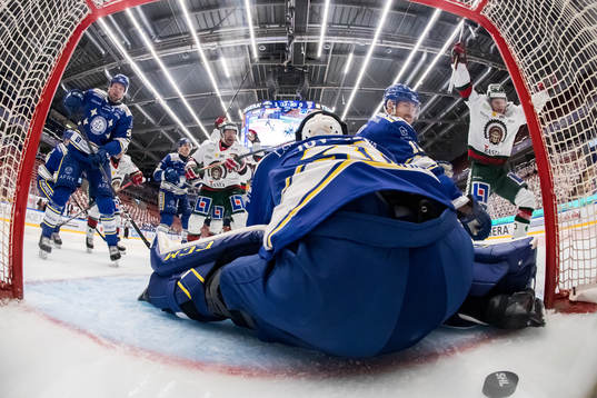 Frölundas Joel Lundqvist och Lucas Raymond jubel