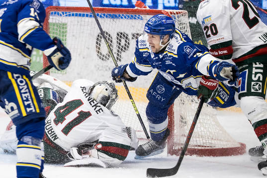 Leksands August Berg och Frölundas målvakt Niklas Rubin