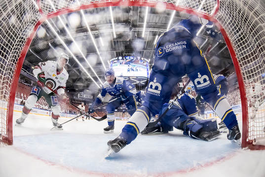 Frölundas Max Friberg och Leksands Matt Caito