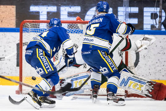 Leksands Oskar Lang framför Frölundas målvakt Niklas