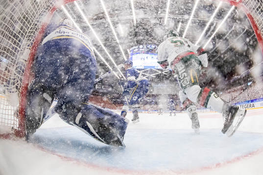 Frölundas Mats Rosseli Olsen och Leksands målvakt Janne