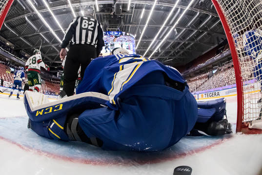 Leksands målvakt Janne Juvonen deppar
