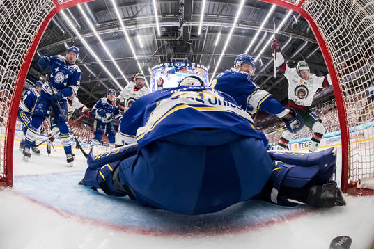 Frölundas Joel Lundqvist och Lucas Raymond jubel