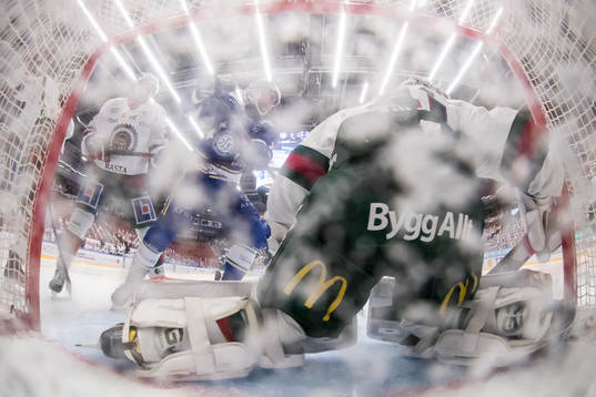 Leksands Carter Ashton framför Frölundas målvakt Niklas