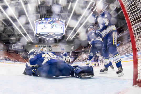 Leksands målvakt Janne Juvonen och Leksands Calle Själin