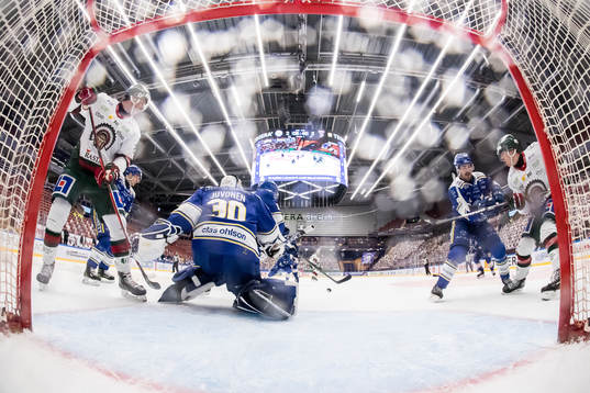 Frölundas Viktor Ekbom och Leksands målvakt Janne Juvonen