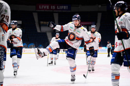 Växjös Christian Folin jublar