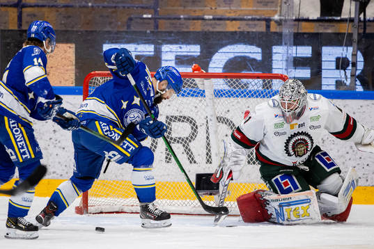 Leksands Otto Paajanen oroar framför Frölundas målvakt