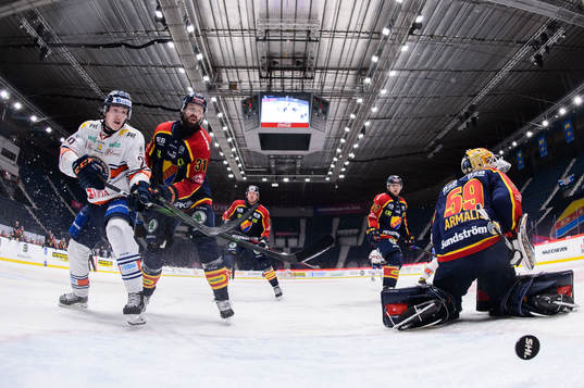 Växjös Pontus Holmberg ser Emil Pettersson (ej i bild)