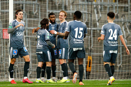 Brages spelare jublar med Moses Makasi