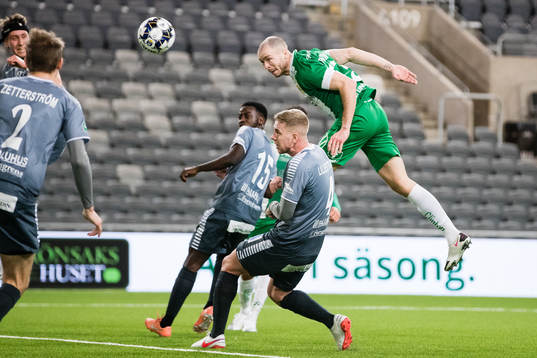Hammarbys Jon Gudni Fjoluson med en nick över Brages