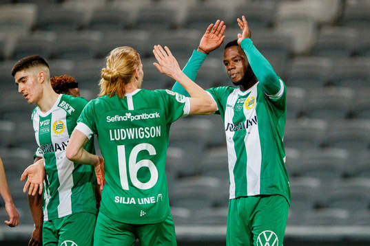 Hammarbys Gustav Ludwigson och Loue Junior Bayere jublar
