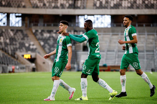 Hammarbys Mayckel Lahdo jublar med Loue Junior Bayere och