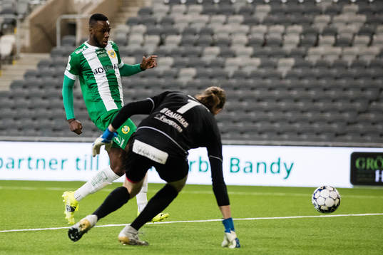 Hammarbys Loue Junior Bayere gör 1-1 bakom Brages målvakt