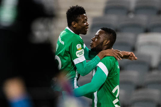 Hammarbys Aziz Ouattara Mohammed jublar med Loue Junior