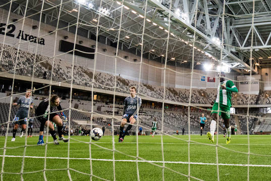 Hammarbys Loue Junior Bayere gör 1-1 bakom Brages målvakt
