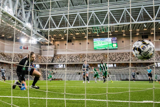 Brages målvakt Adrian Engdahl ser bollen gå in i mål