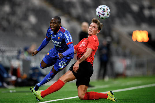 Djurgårdens Edward Chilufya och Vasalunds Anthony Wambani