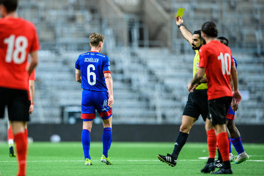 Djurgårdens Rasmus Schüller får ett gult kort av domare