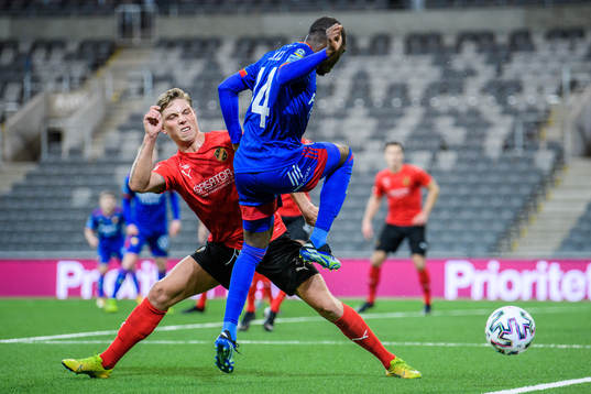 Vasalunds Frej Engberg och Djurgårdens Edward Chilufya