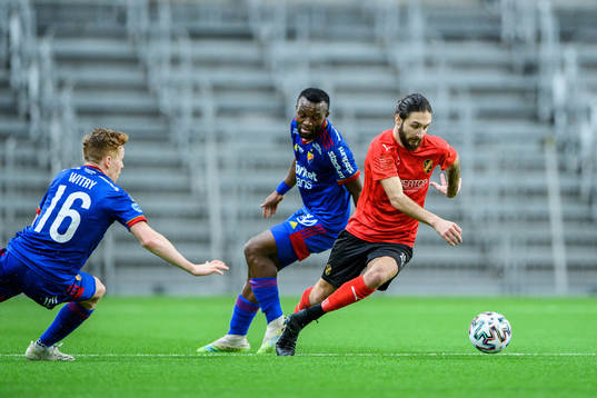 Djurgårdens Aslak Witry och Emmanuel Banda mot Vasalunds
