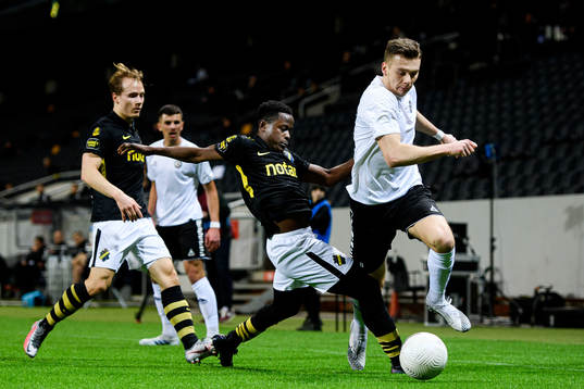 s Erick Otieno och Örebros Jake Larsson