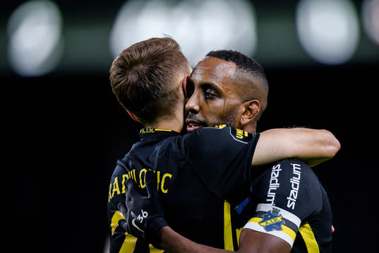 s Bojan Radulovic och Henok Goitom jublar
