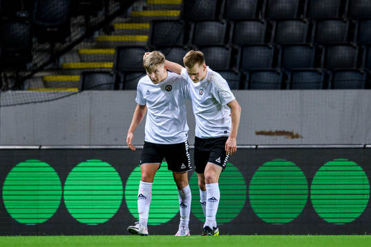 Örebros David Seger och Rasmus Karjalainen jublar