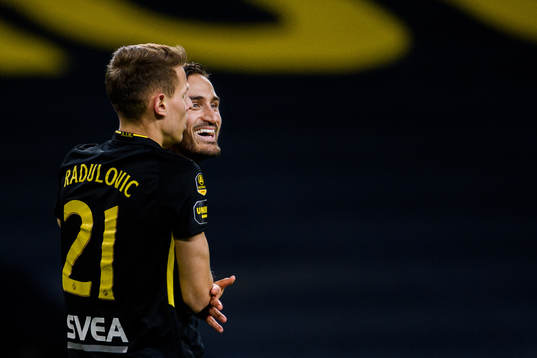 s Bojan Radulovic och Sotirios Papagiannopoulos jublar