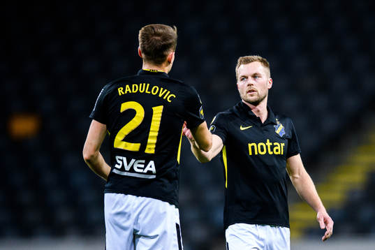 s Bojan Radulovic och Sebastian Larsson jublar