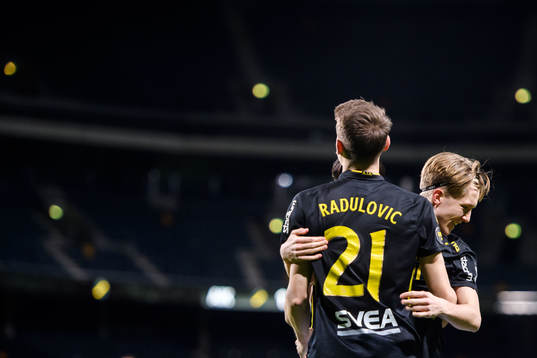 s Tom Strannegård jublar med Bojan Radulovic