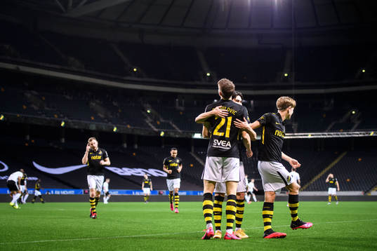 s Tom Strannegård och Eric Kahl jublar med Bojan Radulovic