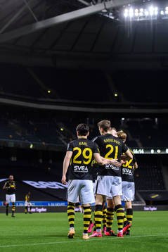 s spelare jublar med Bojan Radulovic