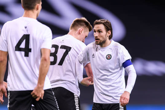 Örebros Kevin Walker i samtal med lagkamrater