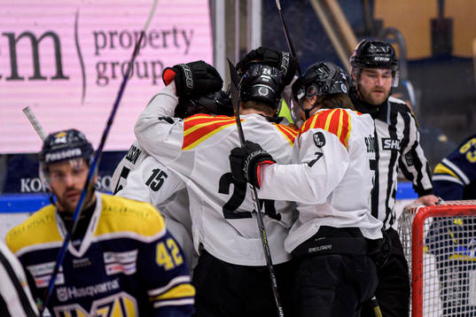Brynäs spelare jublar med Adam Pettersson