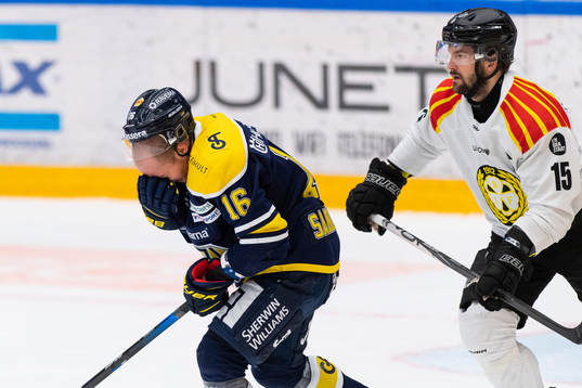 s Filip Sandberg tar sig mot ansiktet