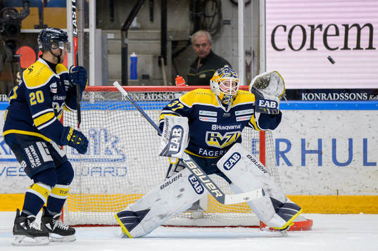 s Matt Donovan och målvakt Jonas Gunnarsson