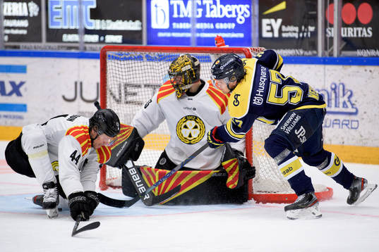 s Anton Wedin oroar framför Brynäs Nicklas Danielsson och