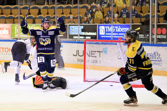 s Matt Donovan och Linus Fröberg jublar