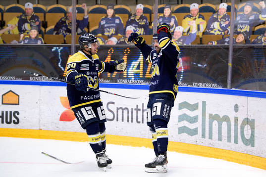 s Matt Donovan och Linus Fröberg jublar
