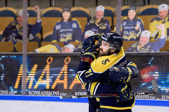 s Matt Donovan och Linus Fröberg jublar