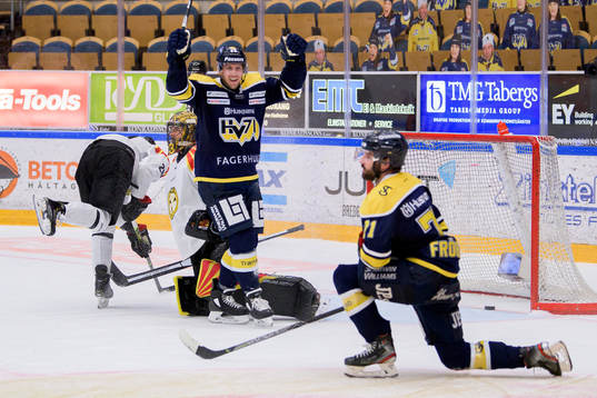 s Matt Donovan och Linus Fröberg jublar