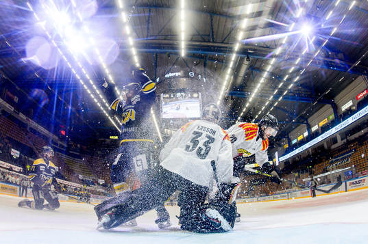 s Linus Fröberg och Matt Donovan jublar samtidigt som