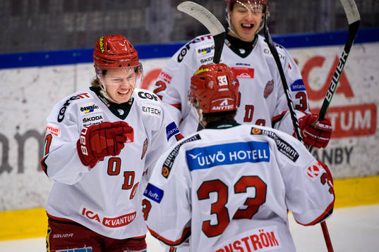 Modos Tobias Åhström jublar